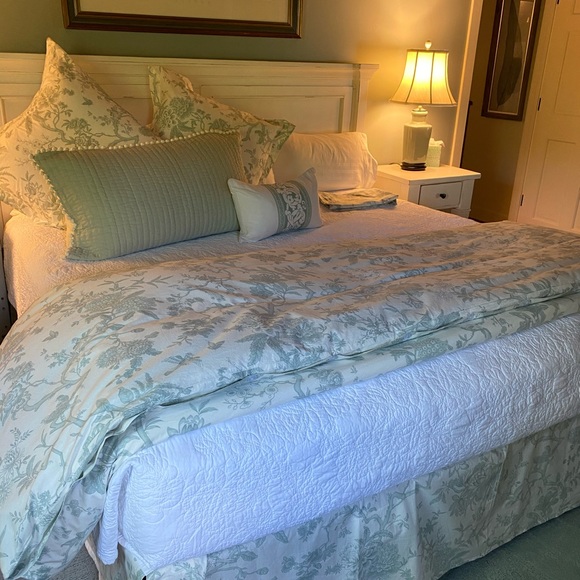 Bedding - Picture 3 of 3